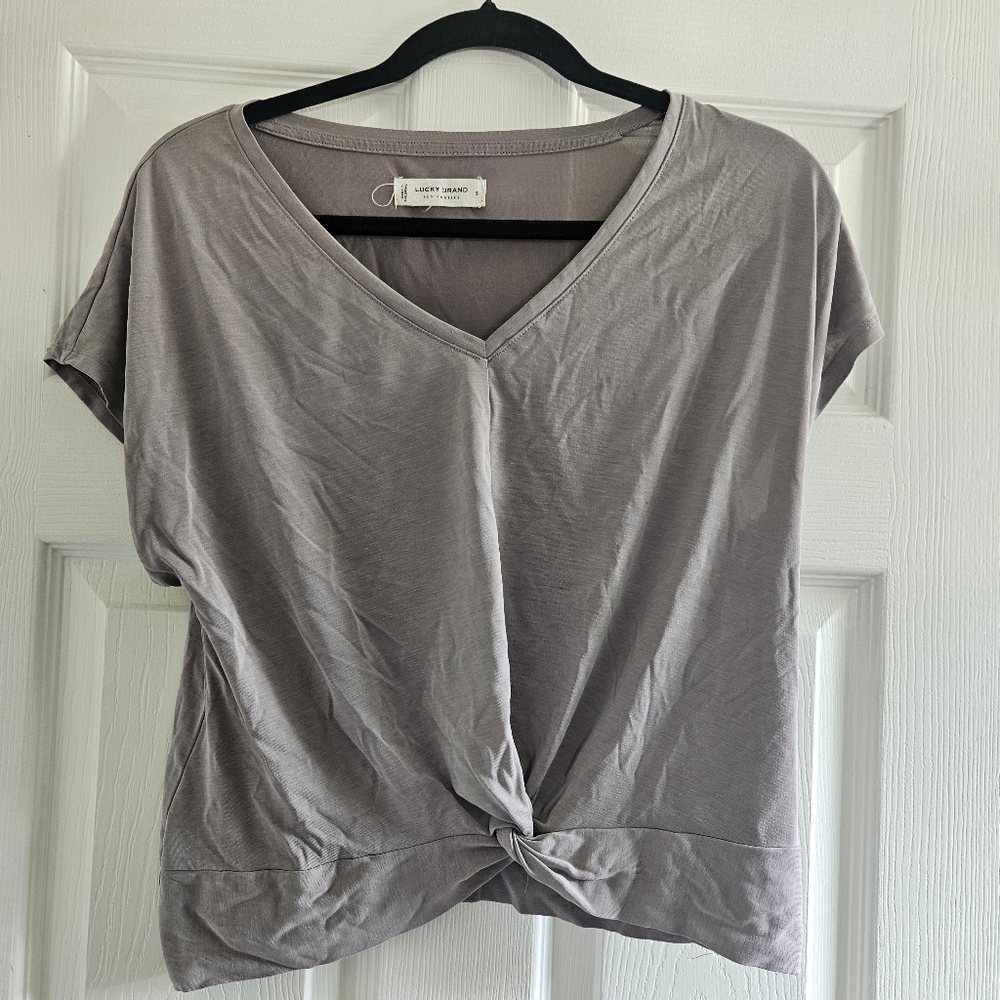 $5 WHEN BUNDLED 🍇 LUCKY BRAND Twist Front V-Neck T-Shirt